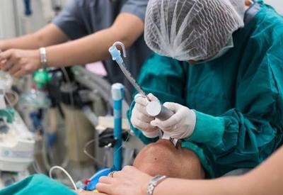 Ministério da Saúde negocia compra de 2,8 milhões de "kit intubação"