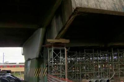 Engenheiros colocam estacas em viaduto que cedeu em São Paulo