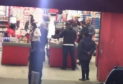 Família pede justiça após jovens serem acusadas de roubo em mercado