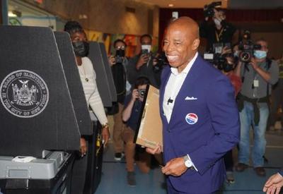 Ex-policial negro é eleito prefeito de Nova York