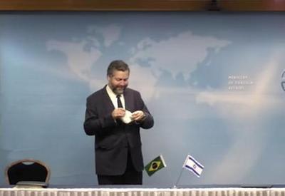 Em Israel, locutor pede que ministro brasileiro use máscara