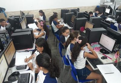 Mais equipadas, 64% das escolas brasileiras têm regras para uso de celular pelos alunos