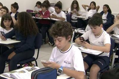 Escolas utilizam celular como ferramenta na educação