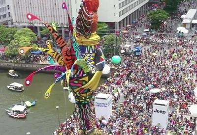 Galo da Madrugada arrasta multidão em Recife (PE)