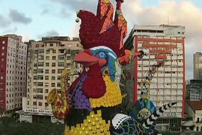 Escultura gigante do Galo da Madrugada será decorada com grafite