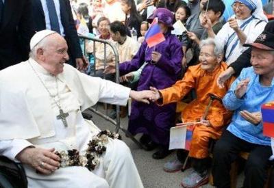 Francisco chega à Mongólia e se torna primeiro papa a visitar o país