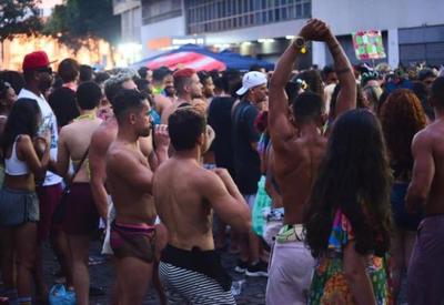 Blocos de Carnaval ocupam as ruas do Rio mesmo com proibição