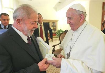 `Estou contente de poder te ver caminhando pela rua`, diz papa Francisco a Lula