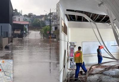 Chuva forte provoca desabamento de forro em escola e alaga ruas no Oeste de SC