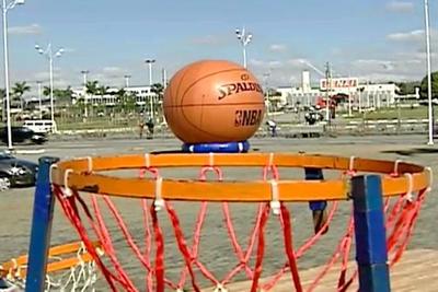 Estrela da NBA dá aula para jovens de Barueri