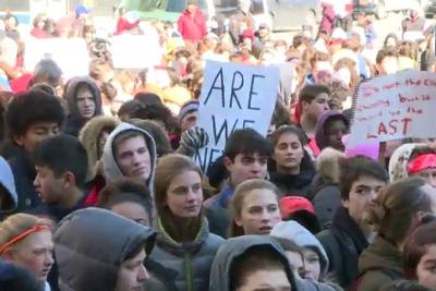 Estudantes fazem protesto para marcar um mês do massacre na Flórida