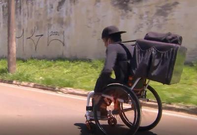 Ex-atleta paralímpico percorre 30 km por semana fazendo entregas com cadeira de rodas