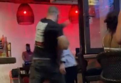 Vídeo: ex-lutador de MMA nocauteia homem em bar na Flórida, EUA