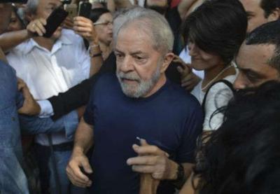Ex-presidente Lula recebe título de cidadão honorário de Paris