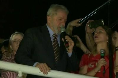 Ex-presidente Lula discursa em Curitiba após depoimento