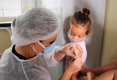 "Brasil deve temer a doença, nunca o remédio", diz SBP sobre vacinação