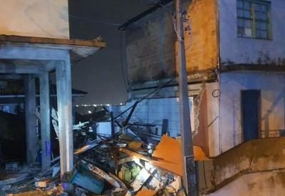 Explosão de gás destrói casa em Florianópolis 