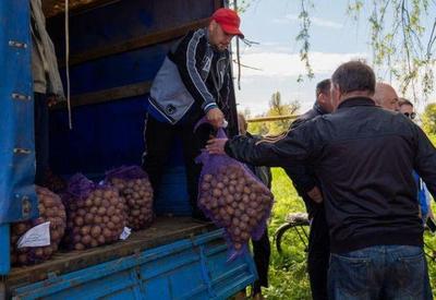 Funcionários da ONU e Uber facilitam entrega de alimentos na Ucrânia