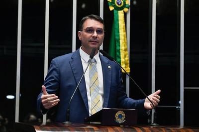 "Não temos compromisso com a dosimetria, temos com a anistia", diz Flávio após reunião sobre prisão de Bolsonaro