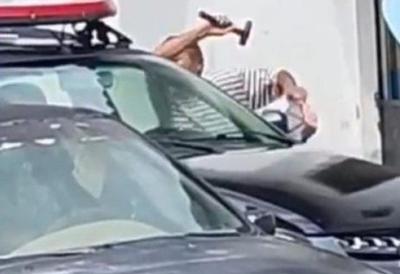 Idoso ataca viatura após policiais se recusarem a atender ocorrência; veja vídeo