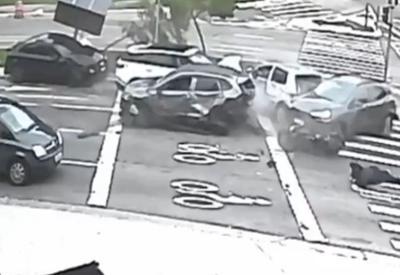 Carro de luxo não para em semáforo e provoca engavetamento em São Paulo; veja vídeo