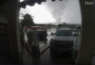 Câmera de bar registra grande tornado na Califórnia, nos Estados Unidos
