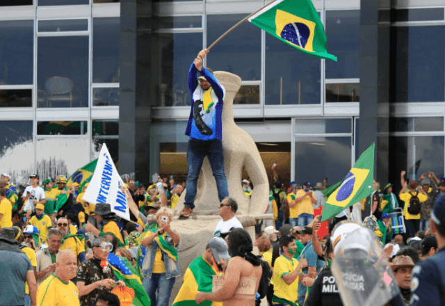 Primeira Turma do STF condena cinco réus e absolve delegado do núcleo 2 da tentativa de golpe