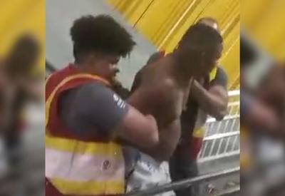 Homem se recusa a vestir camisa e é retirado à força do metrô em Salvador