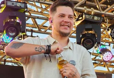 Homem é preso após agredir cantor sertanejo com garrafa em show da virada em MG