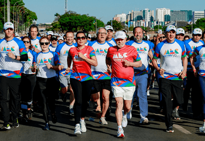 Lula participa de caminhada em comemoração aos 95 anos do MEC em Brasília
