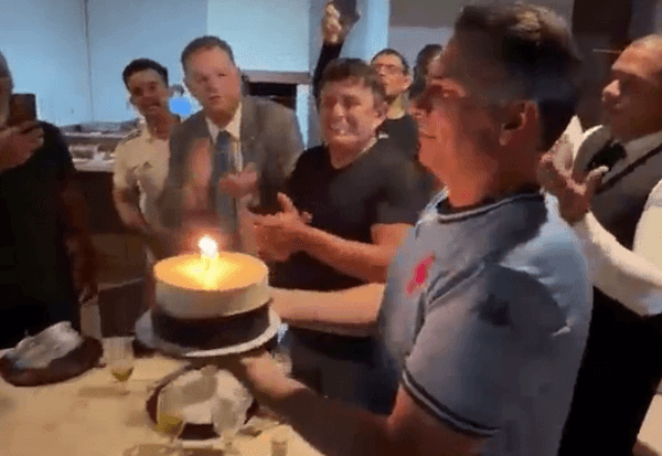 Imagem da notícia: Parlamentares da oposição comemoram derrota do Planalto em festa para Flávio Bolsonaro 