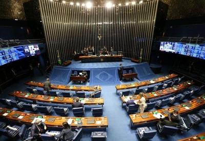 Senado aprova projeto que prevê uso de tornozeleira eletrônica para agressores sob medida protetiva