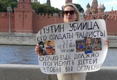 Jornalista russa que protestou contra guerra na TV faz nova manifestação