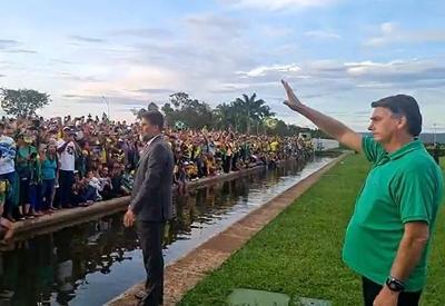 No DF, Bolsonaro observa apoiadores cantarem Hino e entoarem "fica"
