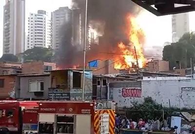 Incêndio atinge 220 barracos de comunidade na zona sul de São Paulo