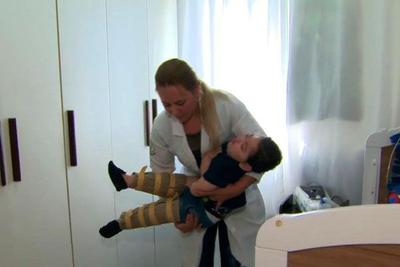 Família de menino luta por remédio importado para manter a criança viva