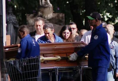 Familiares das vítimas de acidente aéreo aguardam liberação dos corpos em SP