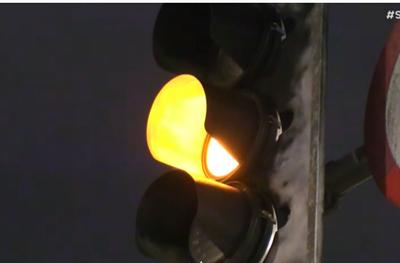 Motoristas avançam sinal vermelho por medo de assalto em SP e infrações disparam à noite