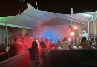 Jovens são detidas por desacato em blitz a festa clandestina