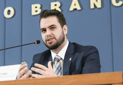 Defesa de Filipe Martins aciona Ministério Público após água da chuva invadir cela
