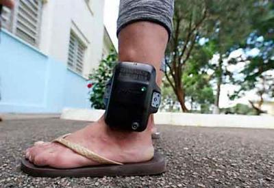 Flagra: homem vende tornozeleira eletrônica em trem do Rio