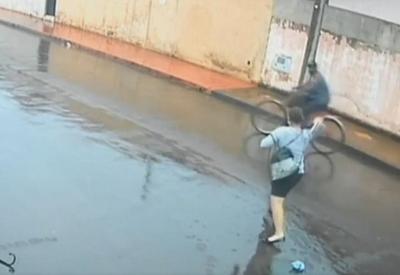 Flagrante: Mulher bate em ladrão com guarda-chuva mas não evita assalto