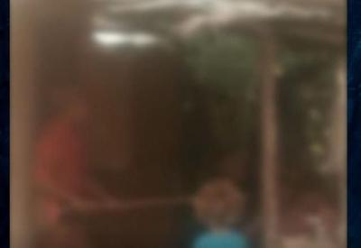 Mulher flagrada batendo nos filhos com cabo de vassoura é presa no Rio