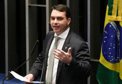Flávio Bolsonaro diz que "ombro saiu do lugar" após acidente no Ceará