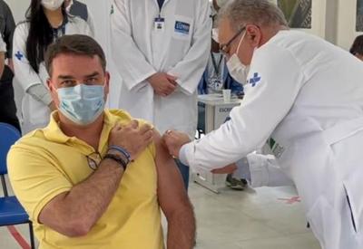 Flavio Bolsonaro é vacinado e agradece ao "negacionista" Jair Bolsonaro