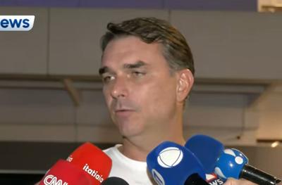 Ele está abatido e com sinais de cansaço, diz Flávio sobre estado de saúde de Bolsonaro