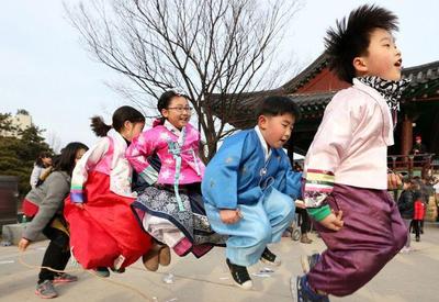Sul-coreanos ficam 1 ou 2 anos mais jovens após mudança de sistema de contagem