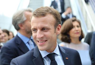 Emmanuel Macron é alvo de ovada durante visita em Lyon