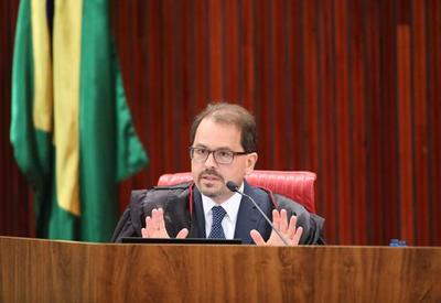 Ministro Floriano de Azevedo considera minuta e vota contra Bolsonaro no TSE