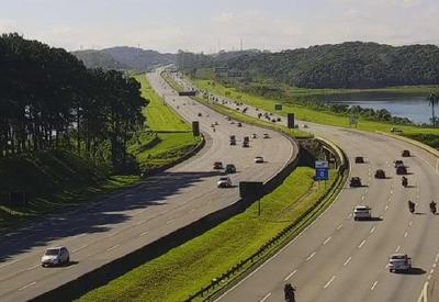 Estradas têm tráfego lento em direção ao litoral de São Paulo